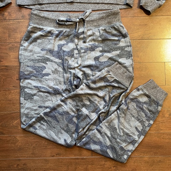 Z Supply Zoa Camo Marled Top and Joggers Set - Picture 4 of 7